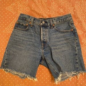 501 90s Women’s Levi’s cutoff shorts